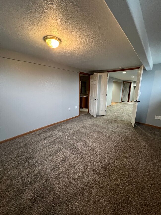 Building Photo - 5 bedroom/3 bath w/mother in law style qua...