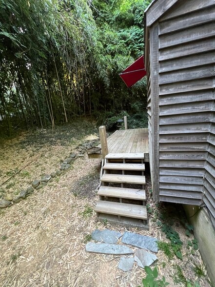 end deck - 130 E Longview St