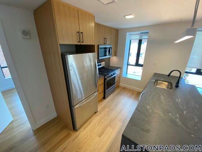 Building Photo - 83 Gardner St