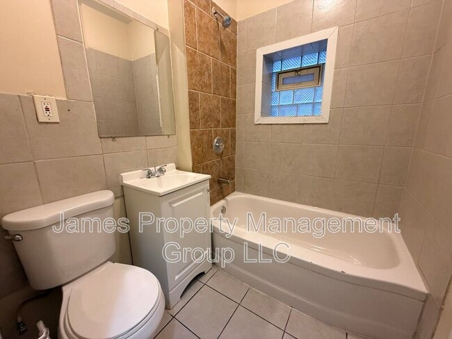 Building Photo - 3213 W Warren Blvd