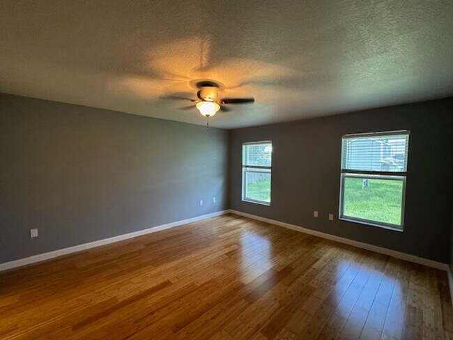 Building Photo - Beautifully Renovated Home In the Shores  3/2/2 **WON"T LAST**