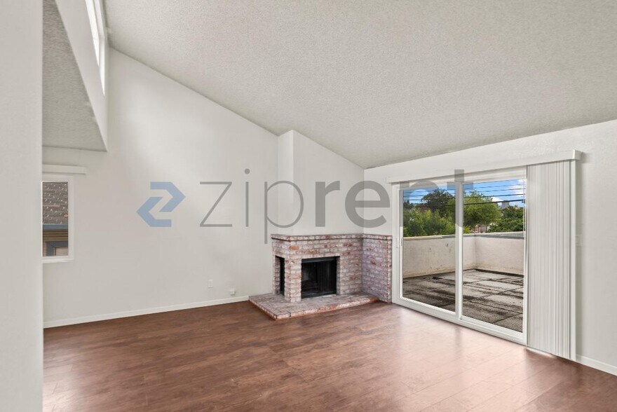 Building Photo - Unit 4