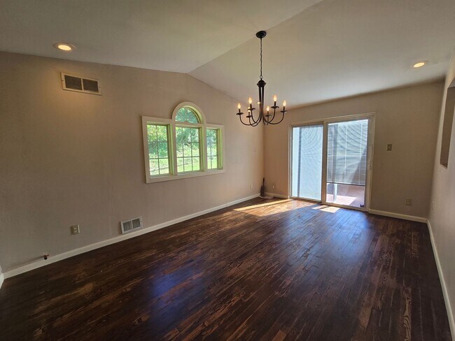 Building Photo - Beautiful 3 Bedroom Home - Garden City