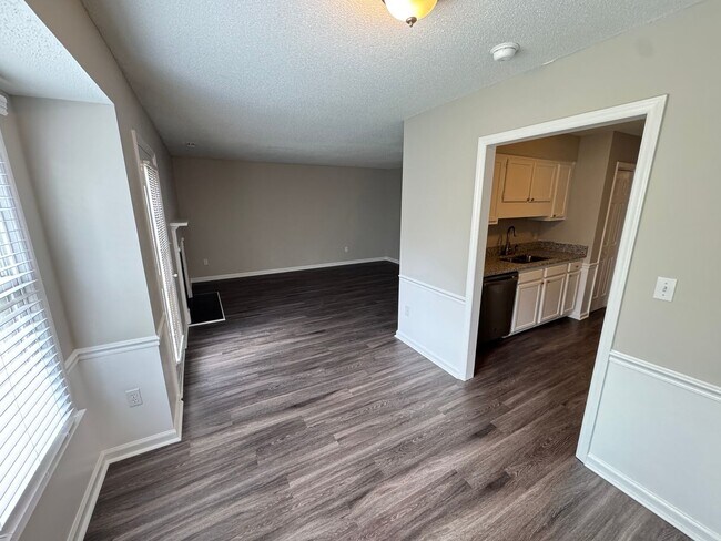 Building Photo - Gorgeous Three Bedroom Home!