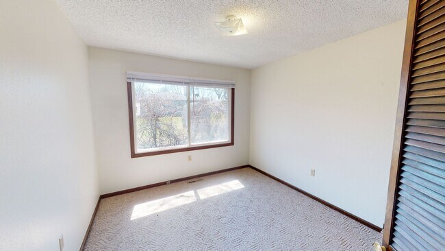 Building Photo - 2 Bedroom Duplex Available August 1st, 2026