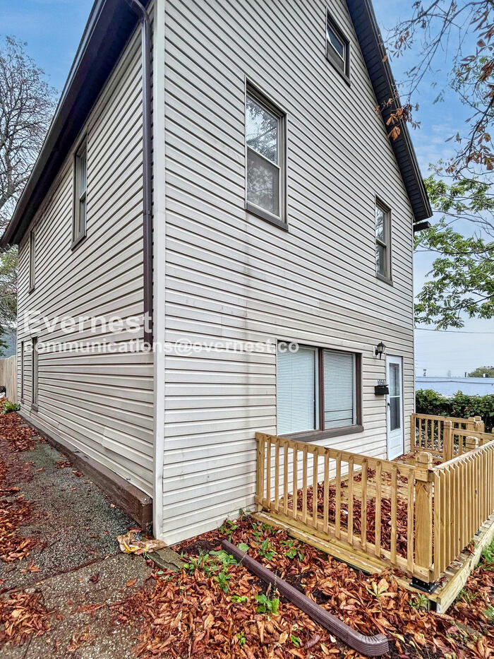 Building Photo - 1050 Holmden Ave