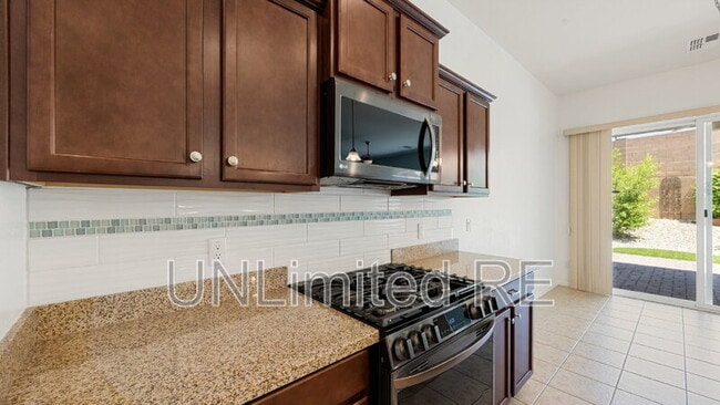 Building Photo - 937 N Gomez St