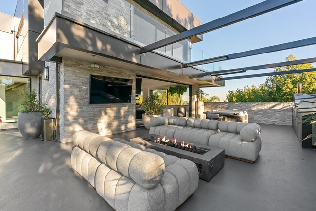 Building Photo - Prestigious Hollywood Hills Home for Rent