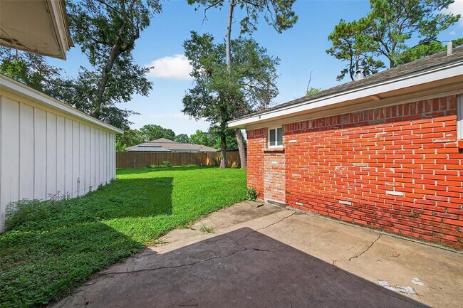 Building Photo - 10218 Oak Point Dr