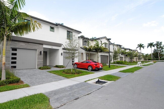 Building Photo - 1421 SW 23rd Ct