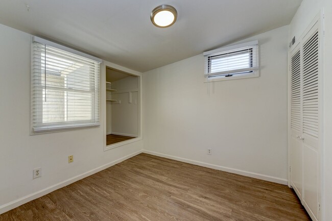 Building Photo - 2025 Pre-Leasing RENOVATED Rare 2 Bedroom ...