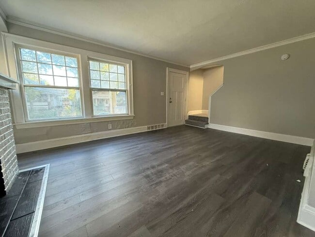 Building Photo - 3 BED 1 BATH BEAUTIFUL HOME IN CLEVELAND!