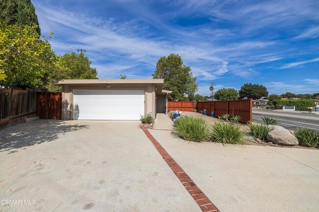 Building Photo - 865 E Hillcrest Dr