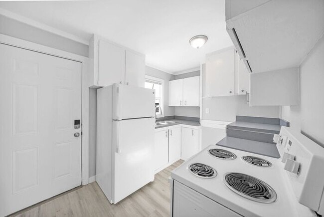 Building Photo - Completely Remodeled unit!! Pets OK.