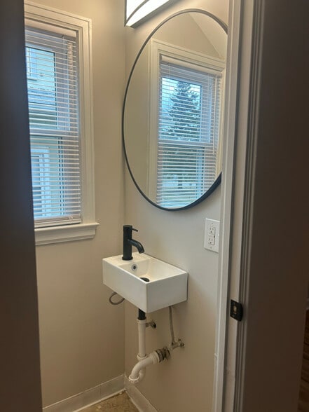 Building Photo - 352 Barry Rd