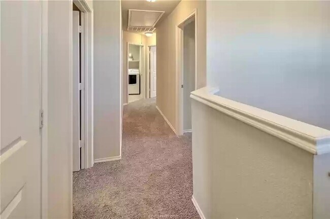 Building Photo - AVAILABLE AUGUST 2026 - Beautiful 3/2.5 Home in South College Station!