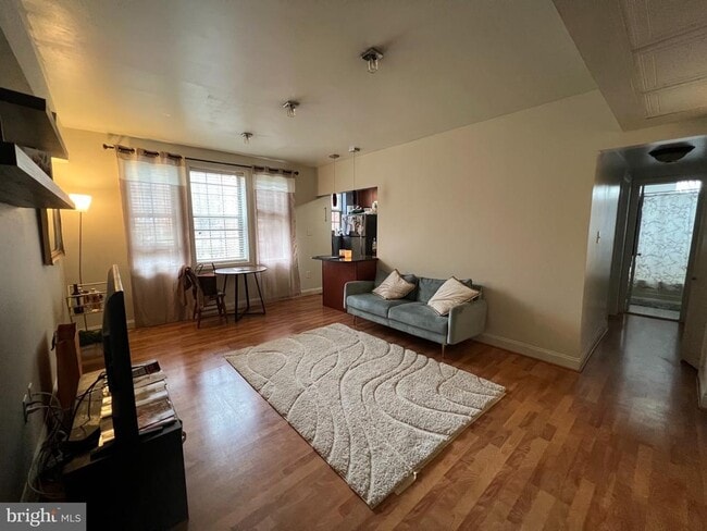 Building Photo - 1808 Queens Ln