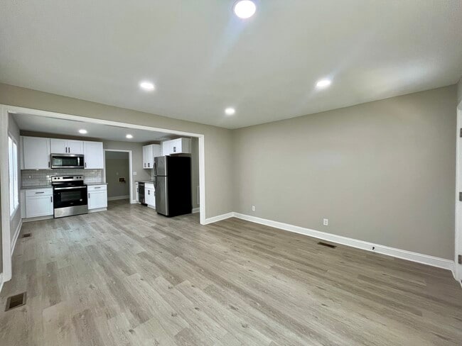 Building Photo - 812 Evening Shade Ln