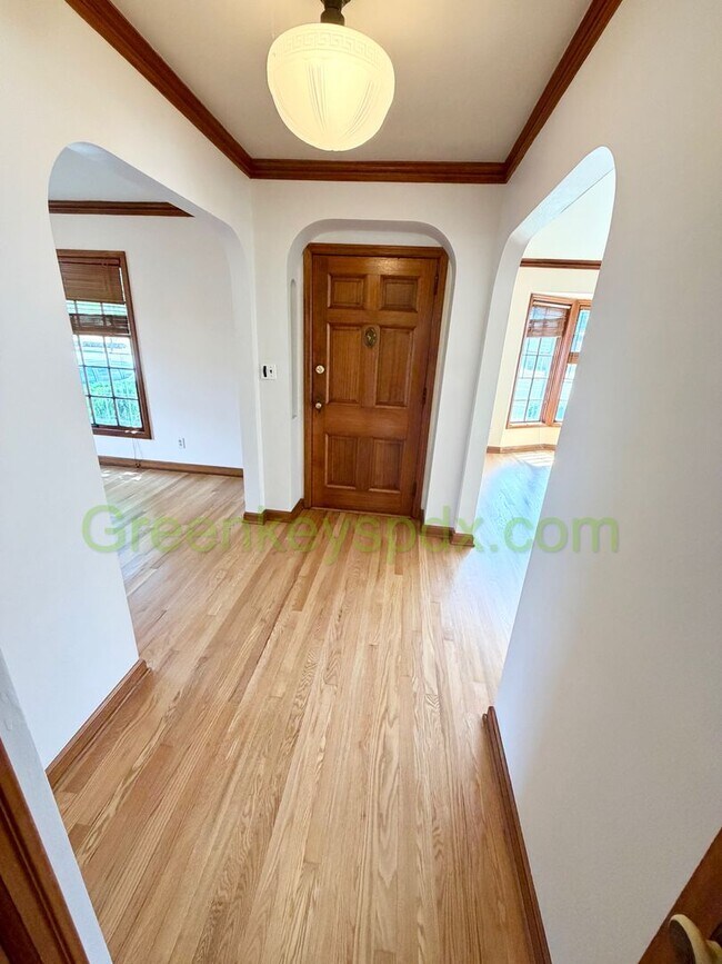 Building Photo - Lovely 3-Bedroom, 2-Bathroom House with Detached Garage in North Portland