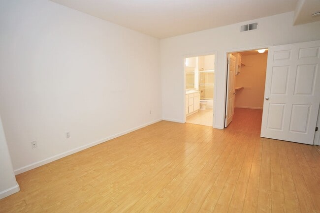 Building Photo - Beautiful & Spacious Condo in Desirable Sunnyvale Location!