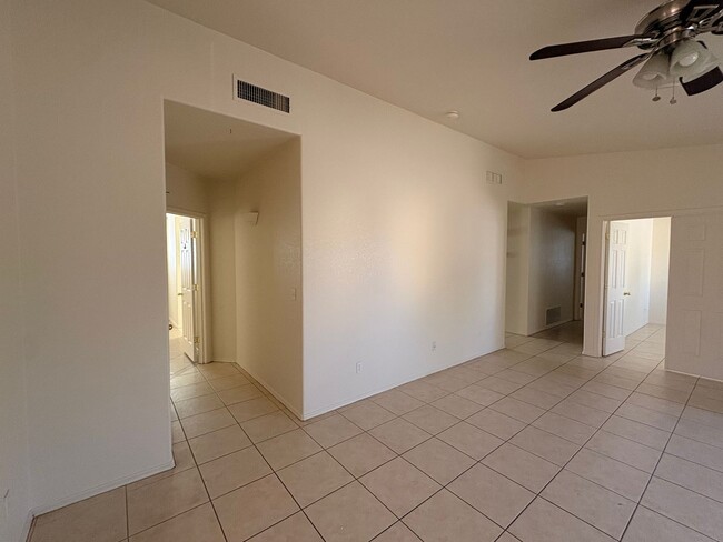 Building Photo - 3Bed 2Bath West Side Home