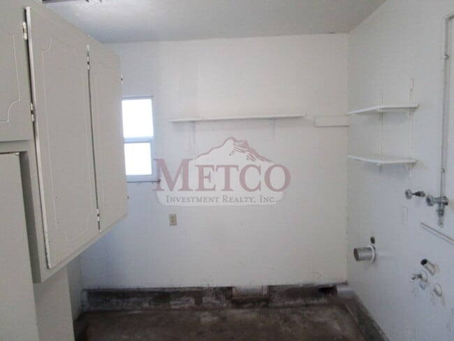 Building Photo - Cute little 3 bedroom home