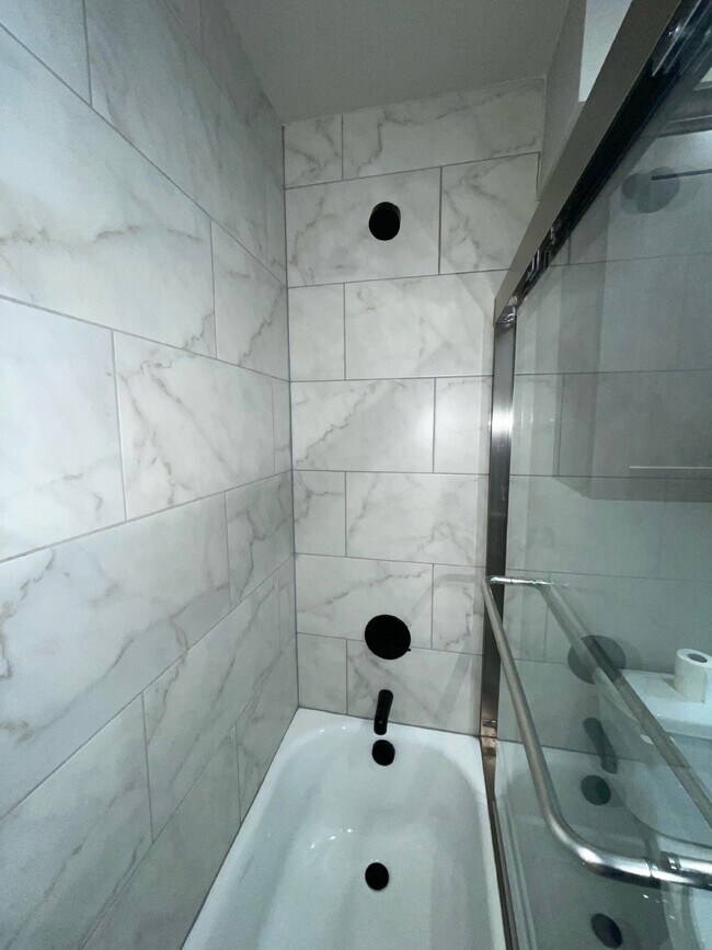 Building Photo - Modern 2 Bedroom Condo