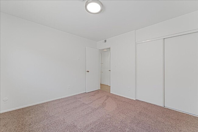 Building Photo - 5709 Hazeltine Ave