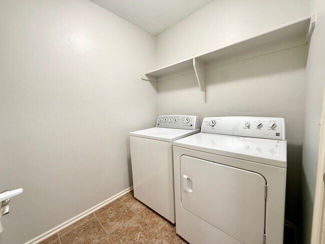 Building Photo - Great Family Home, Great Neighborhood