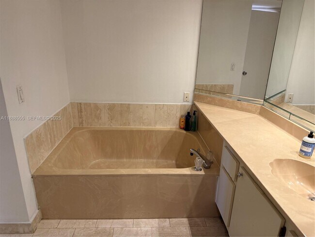 Building Photo - 1717 N Bayshore Dr