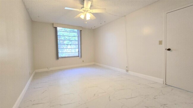 Building Photo - 8421 Lagos De Campo Blvd