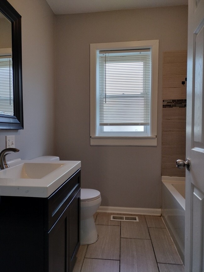 Building Photo - 2525 E 72nd Pl