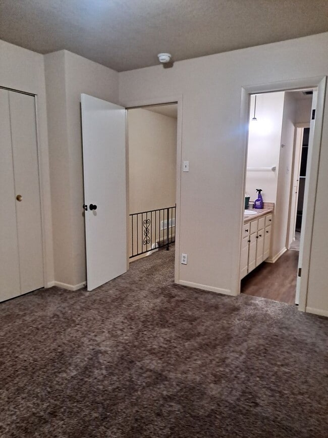 Building Photo - 936-10 Molello   #25-27 Villa Drive