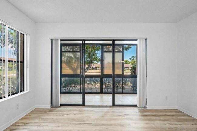 Building Photo - 723 Sunny Pine Way