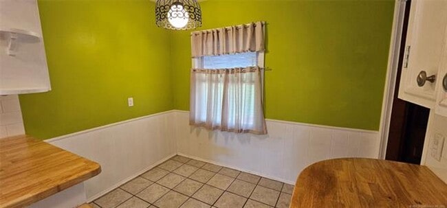 Building Photo - 3-bedroom, 1 bathroom, 1 car attached gara...
