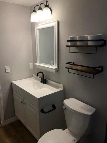 Building Photo - 907 N Osage Ave