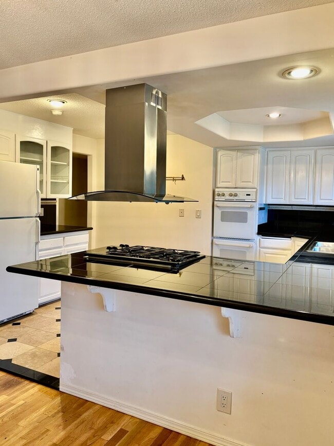 Building Photo - 3 Bed / 2.5 Bath Bellevue rambler $3,895/month