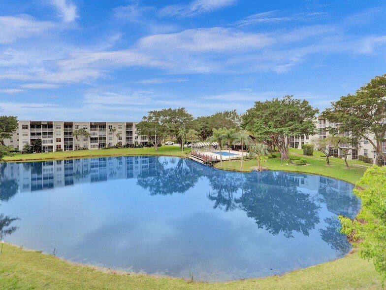 Building Photo - 9330 Lagoon Pl