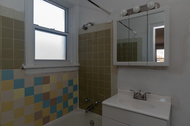 Building Photo - 708 W Belmont Ave
