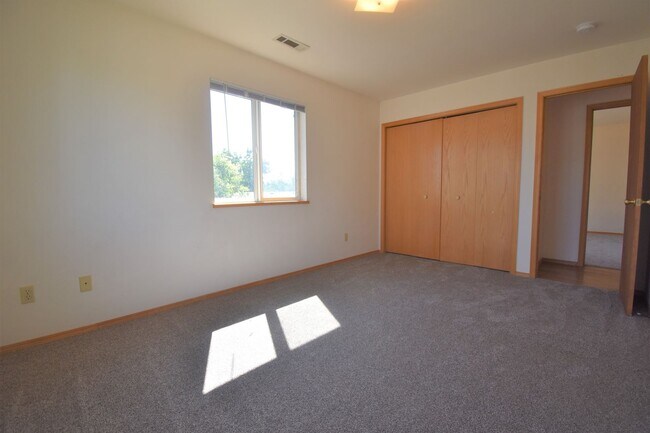 Building Photo - 3BD, 1BA Top Floor Unit