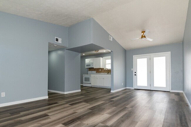 Building Photo - Beautifully Updated 3BR Home with Fenced Yard & Covered Porch