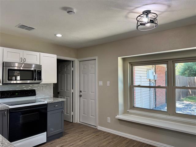 Building Photo - 523 Red Oak Dr