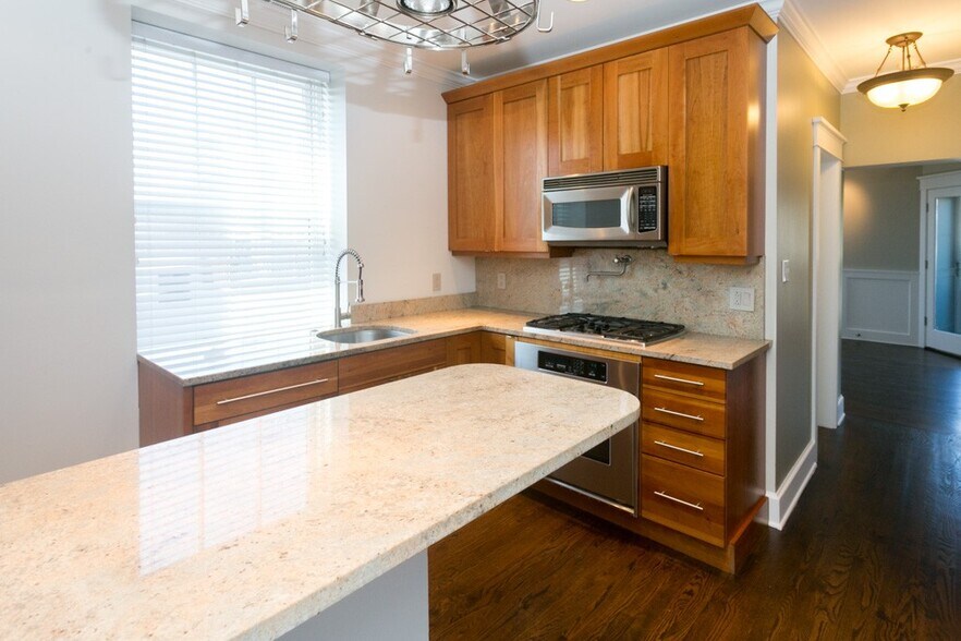 Building Photo - 3614 N Bosworth Ave
