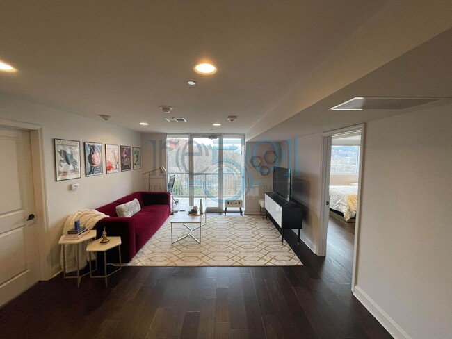 Building Photo - 2 BR 2 BA Luxury Condominium
