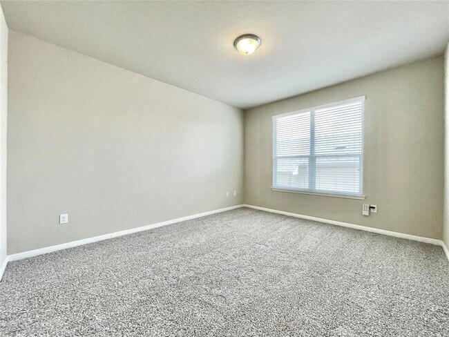 Building Photo - 415 Crater Lake Dr