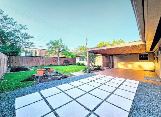 Building Photo - 2527 Willowby Dr