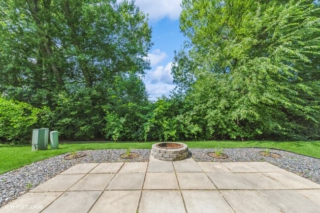 Building Photo - 9 Larkspur Ct