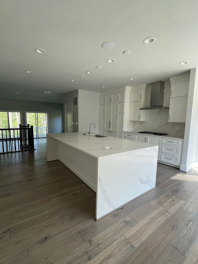 Building Photo - LUXURY END UNIT TOWNHOUSE IN CHEVY CHASE