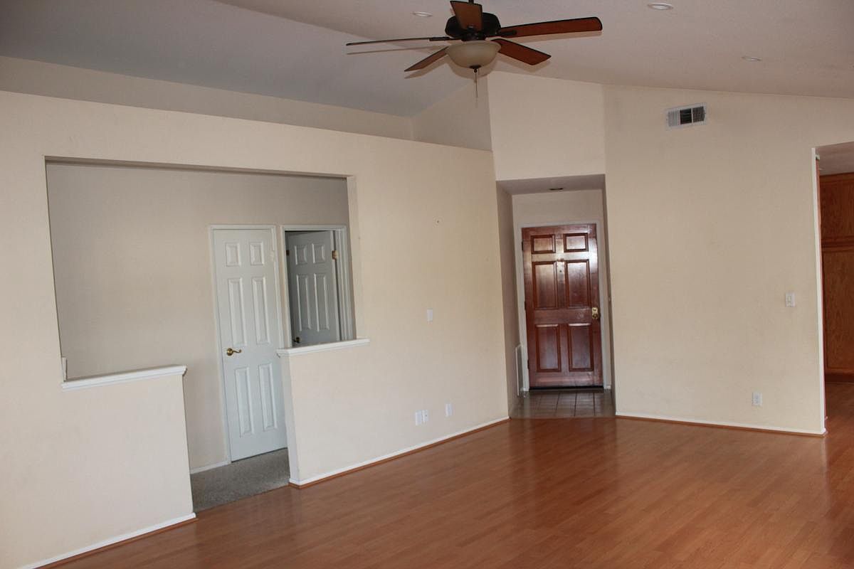 Building Photo - 28620 Avocado Pl