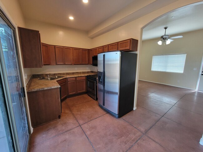 Building Photo - 3331 E Bermuda St